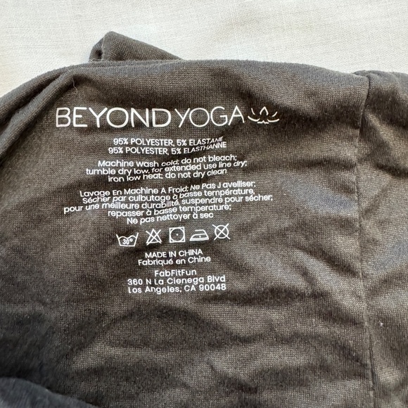 Beyond Yoga Infinity Scarf Zip Up Pocket Dark‎ Charcoal One Size NEW WITH TAGS - Picture 3 of 8